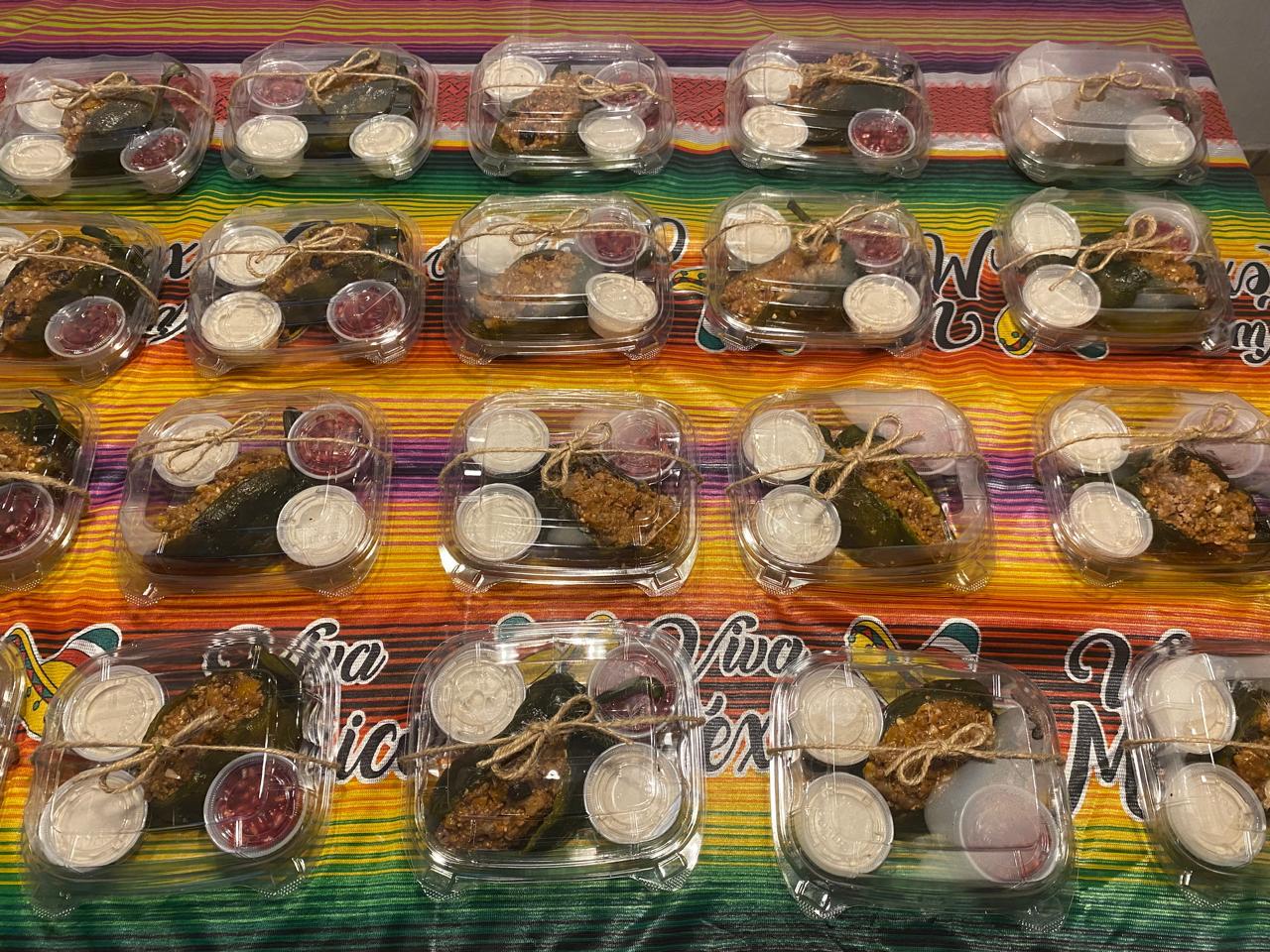 Pedidos de chiles en nogada preparados para entrega