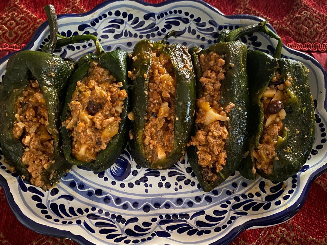 Chiles rellenos acomodados en Talavera antes de agregar la nogada