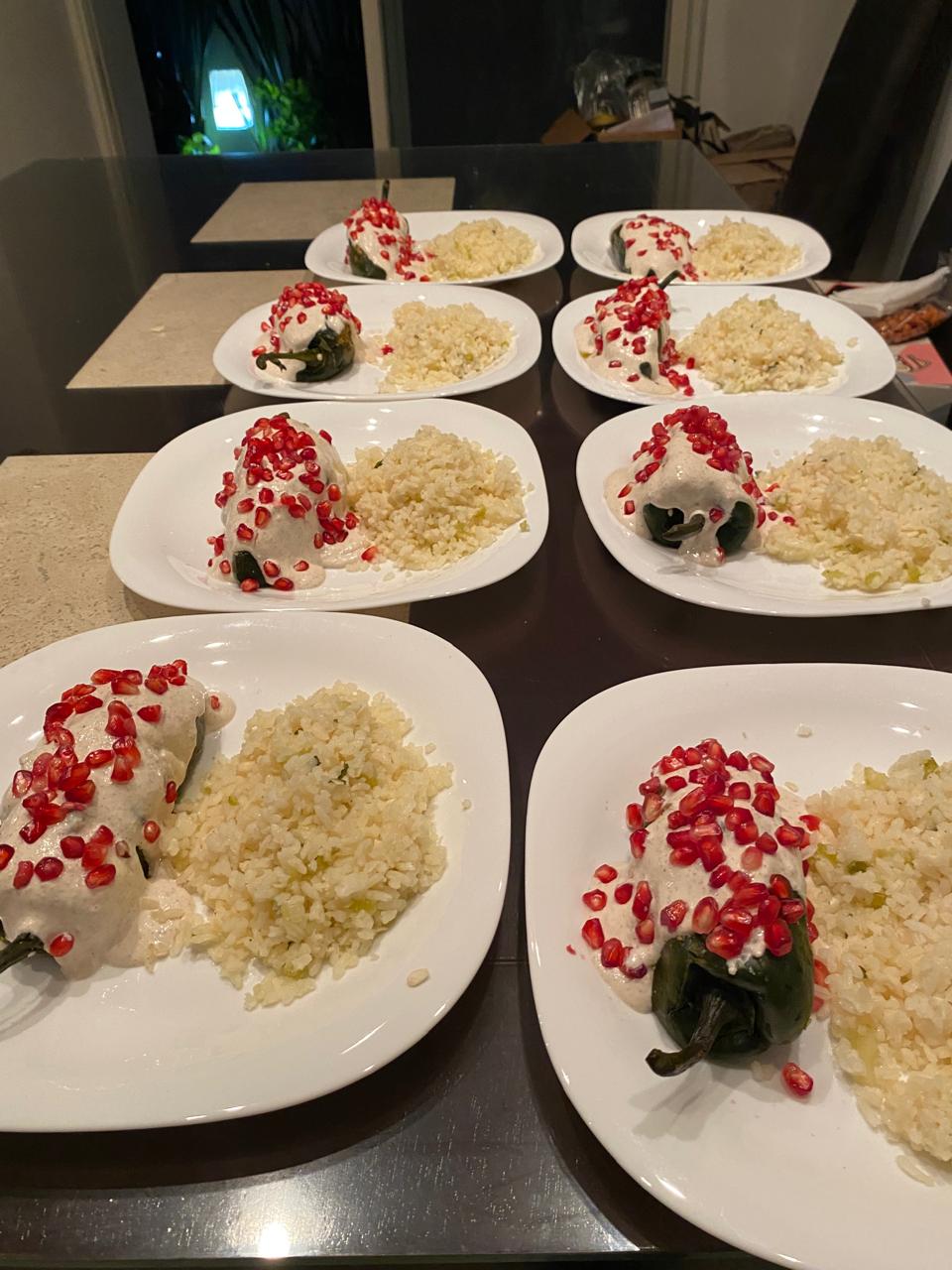 Chile en nogada de La Nena servido con arroz almendrado