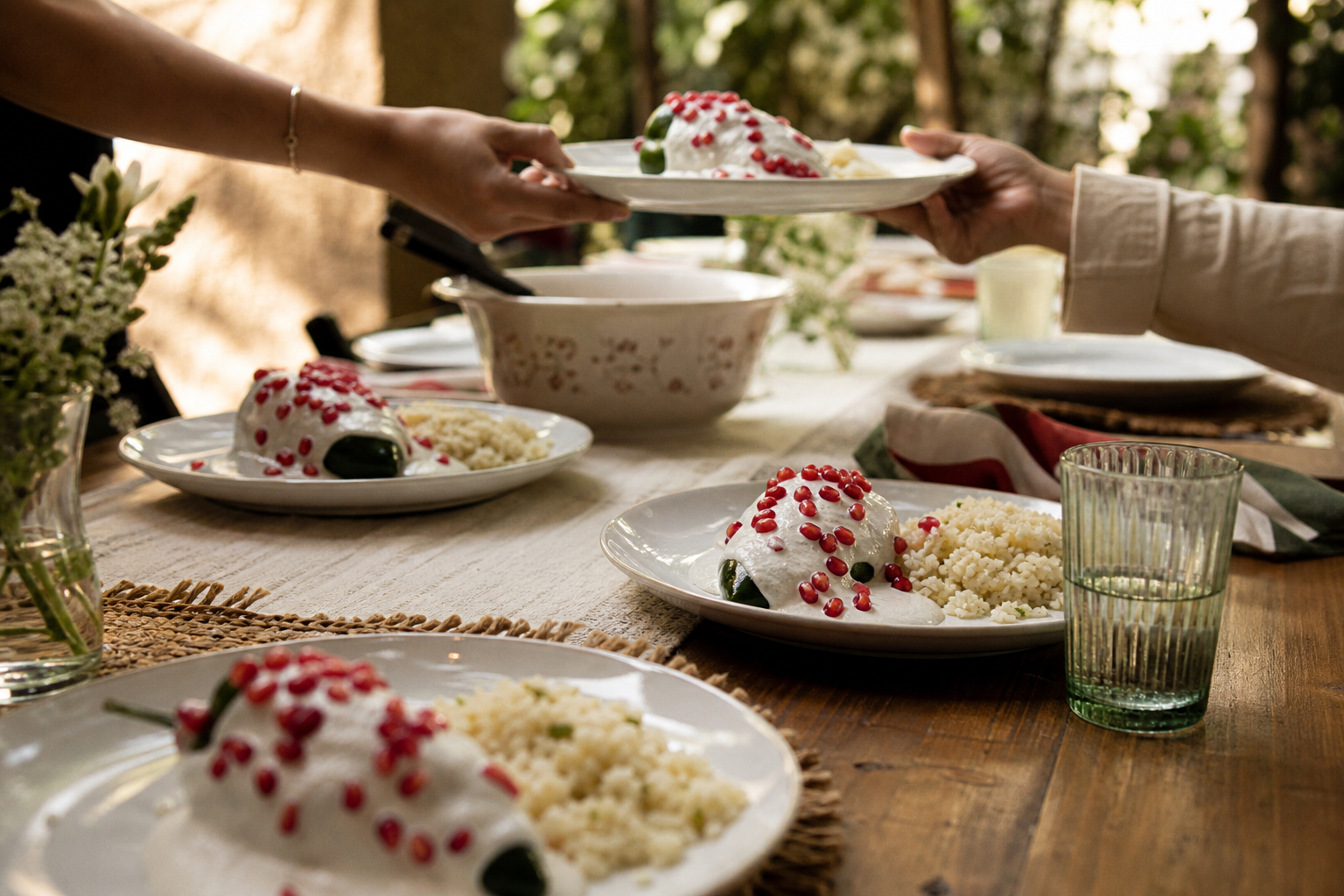 Mesa de temporada con varias porciones de chiles en nogada de La Nena